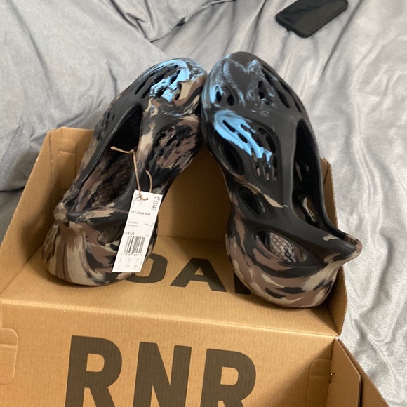 Yeezy Foam Runners , brand new Size9ColorBlueProduct codeID4126
